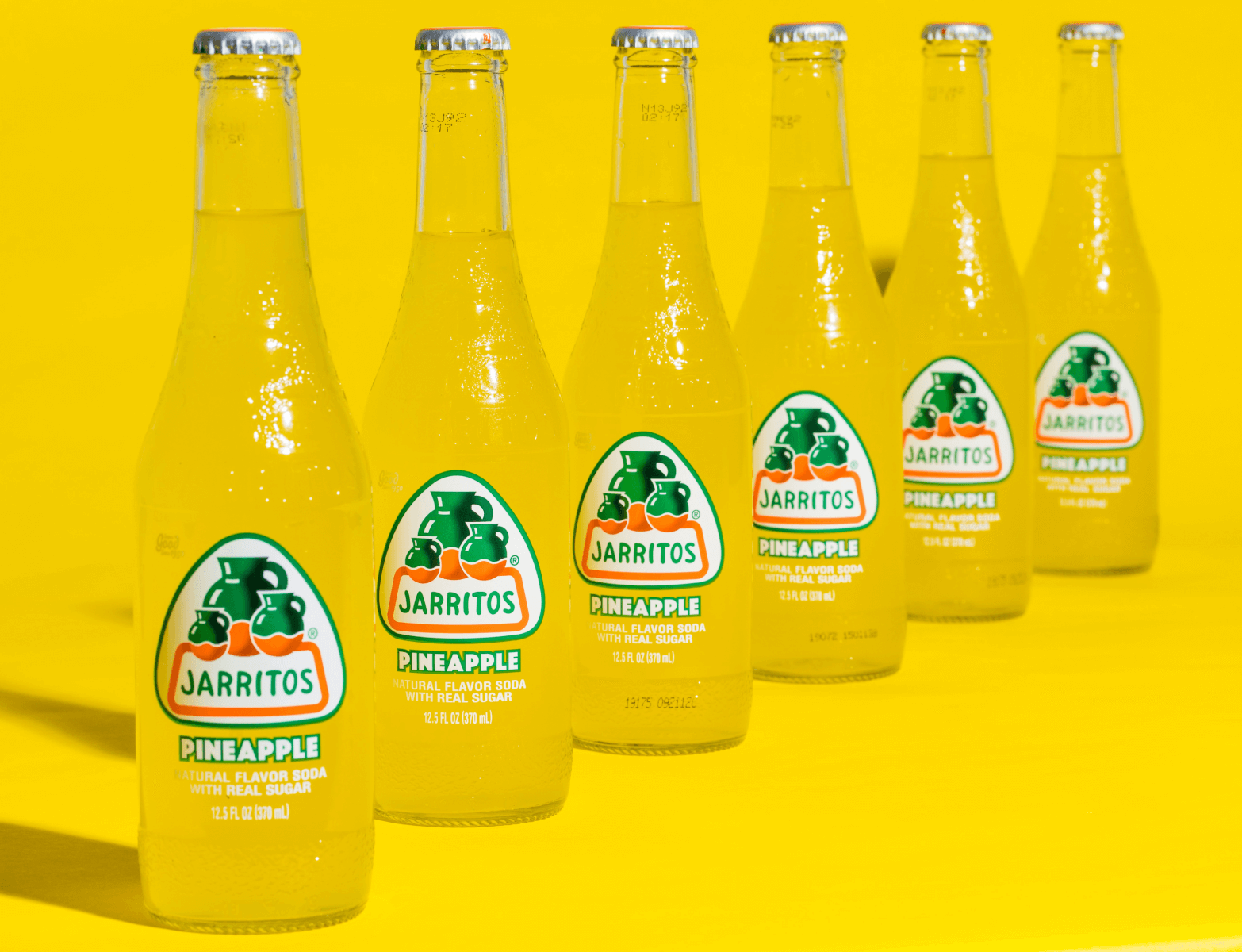 Газировка в стеклянных бутылках с ярким вкусом pineapple